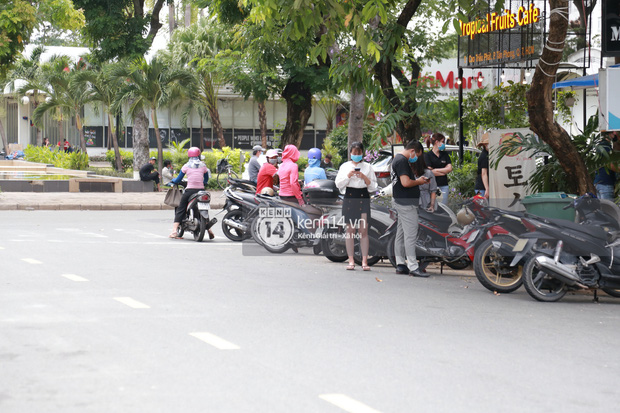 Toàn cảnh đội tuyển Việt Nam về đến Sài Gòn: Thầy Park và dàn cầu thủ quá dễ thương còn hàng xóm bật mode hóng” nhiệt tình-27