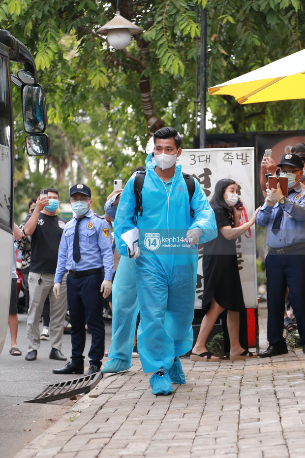 Toàn cảnh đội tuyển Việt Nam về đến Sài Gòn: Thầy Park và dàn cầu thủ quá dễ thương còn hàng xóm bật mode hóng” nhiệt tình-15