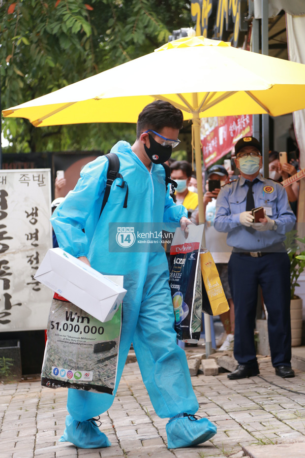 Toàn cảnh đội tuyển Việt Nam về đến Sài Gòn: Thầy Park và dàn cầu thủ quá dễ thương còn hàng xóm bật mode hóng” nhiệt tình-16