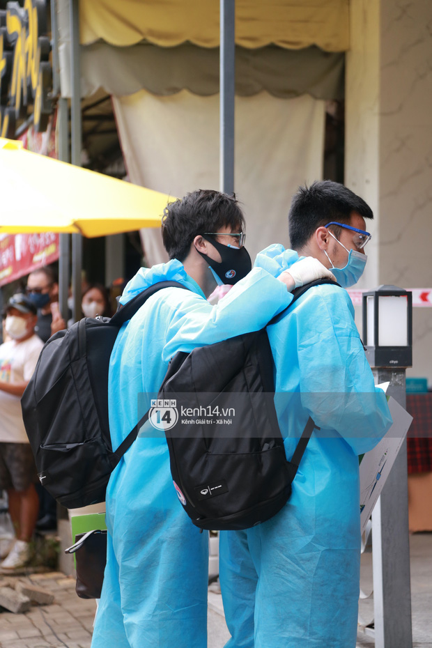 Toàn cảnh đội tuyển Việt Nam về đến Sài Gòn: Thầy Park và dàn cầu thủ quá dễ thương còn hàng xóm bật mode hóng” nhiệt tình-17