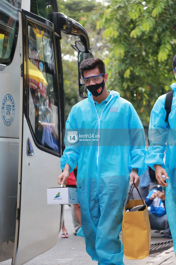 Toàn cảnh đội tuyển Việt Nam về đến Sài Gòn: Thầy Park và dàn cầu thủ quá dễ thương còn hàng xóm bật mode hóng” nhiệt tình-6