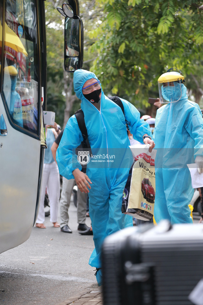 Toàn cảnh đội tuyển Việt Nam về đến Sài Gòn: Thầy Park và dàn cầu thủ quá dễ thương còn hàng xóm bật mode hóng” nhiệt tình-12