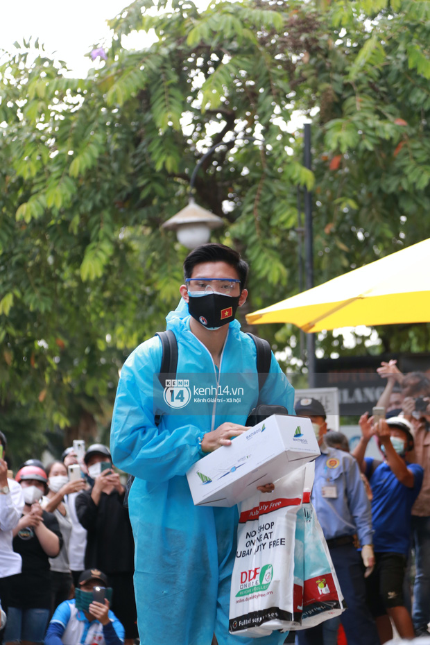 Toàn cảnh đội tuyển Việt Nam về đến Sài Gòn: Thầy Park và dàn cầu thủ quá dễ thương còn hàng xóm bật mode hóng” nhiệt tình-1
