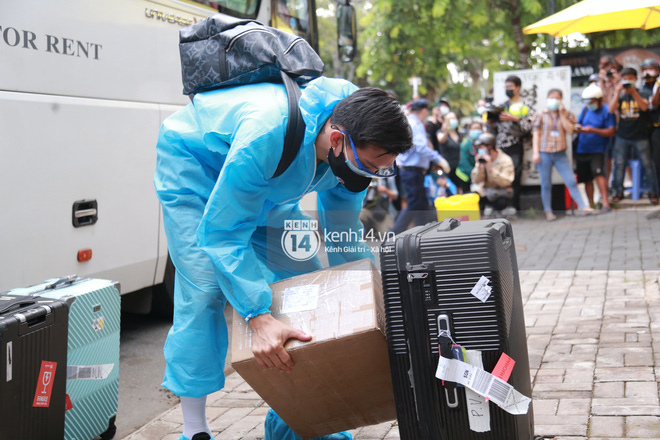 Toàn cảnh đội tuyển Việt Nam về đến Sài Gòn: Thầy Park và dàn cầu thủ quá dễ thương còn hàng xóm bật mode hóng” nhiệt tình-3