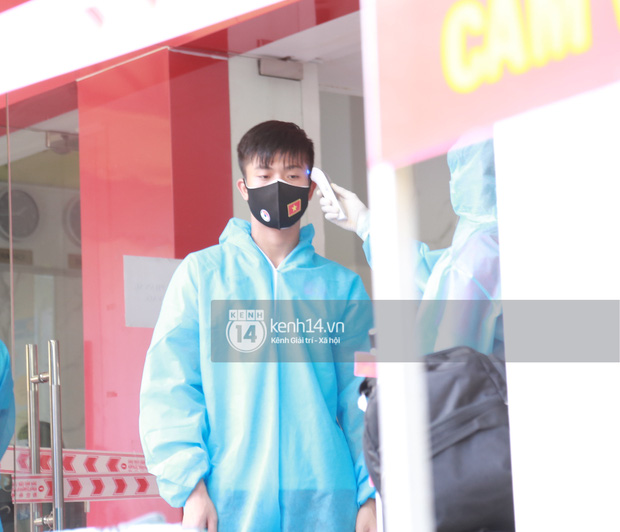 Toàn cảnh đội tuyển Việt Nam về đến Sài Gòn: Thầy Park và dàn cầu thủ quá dễ thương còn hàng xóm bật mode hóng” nhiệt tình-9