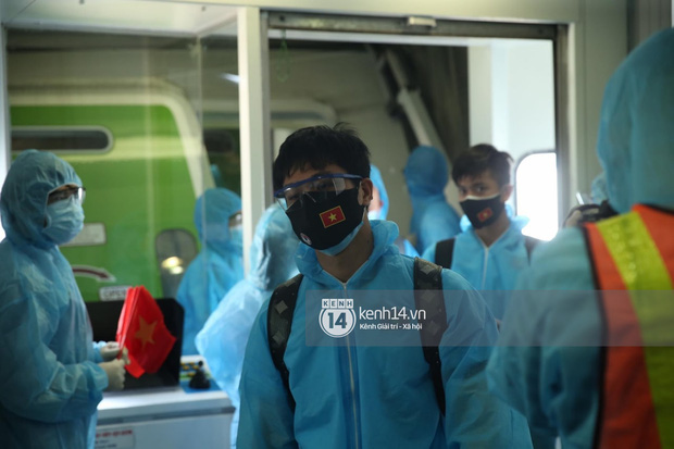 Toàn cảnh đội tuyển Việt Nam về đến Sài Gòn: Thầy Park và dàn cầu thủ quá dễ thương còn hàng xóm bật mode hóng” nhiệt tình-46