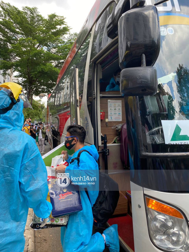 Toàn cảnh đội tuyển Việt Nam về đến Sài Gòn: Thầy Park và dàn cầu thủ quá dễ thương còn hàng xóm bật mode hóng” nhiệt tình-20