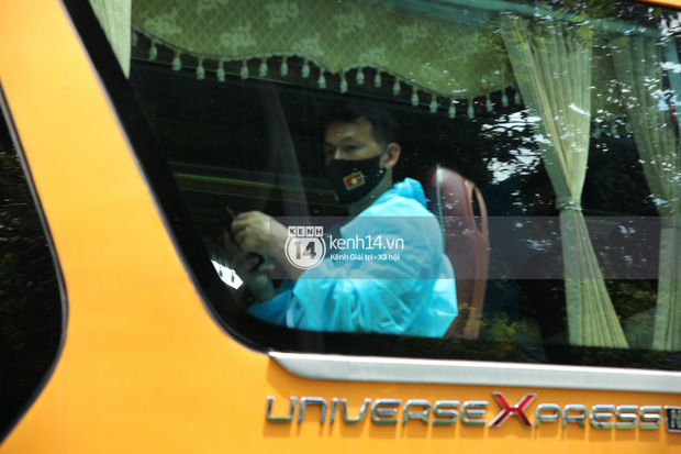 Toàn cảnh đội tuyển Việt Nam về đến Sài Gòn: Thầy Park và dàn cầu thủ quá dễ thương còn hàng xóm bật mode hóng” nhiệt tình-39