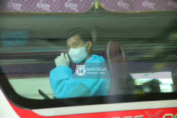 Toàn cảnh đội tuyển Việt Nam về đến Sài Gòn: Thầy Park và dàn cầu thủ quá dễ thương còn hàng xóm bật mode hóng” nhiệt tình-38