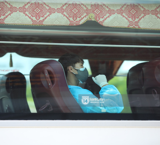 Toàn cảnh đội tuyển Việt Nam về đến Sài Gòn: Thầy Park và dàn cầu thủ quá dễ thương còn hàng xóm bật mode hóng” nhiệt tình-36