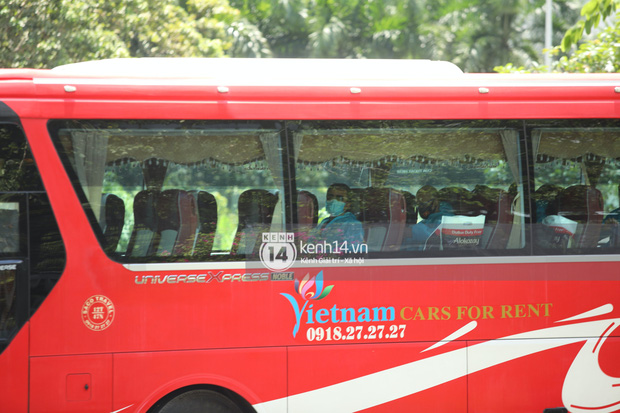 Toàn cảnh đội tuyển Việt Nam về đến Sài Gòn: Thầy Park và dàn cầu thủ quá dễ thương còn hàng xóm bật mode hóng” nhiệt tình-35