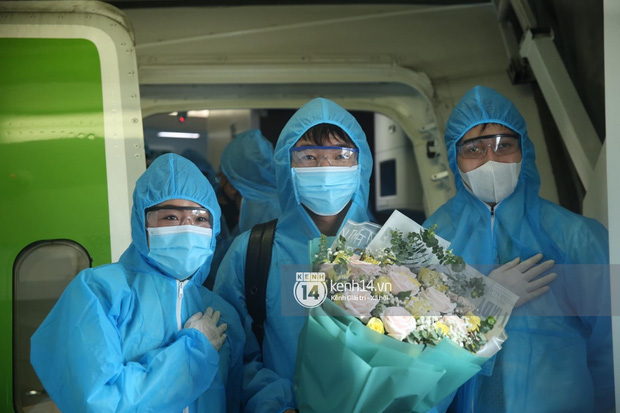 Bắt gặp khoảnh khắc cưng muốn xỉu trên chiếc chuyên cơ chở đội tuyển Việt Nam về Sài Gòn-4