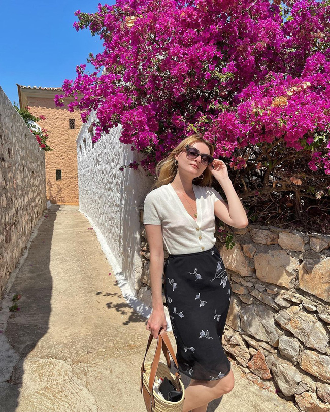 Khác với gái Hàn, phụ nữ Pháp diện chân váy dài trông nổi bật hơn hẳn là nhờ bí kíp này-1