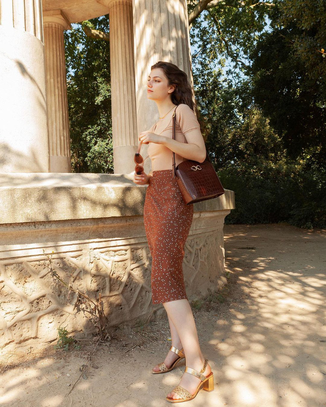 Khác với gái Hàn, phụ nữ Pháp diện chân váy dài trông nổi bật hơn hẳn là nhờ bí kíp này-8