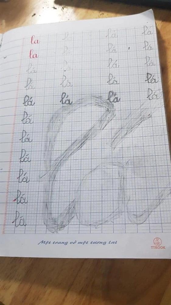 Yêu cầu em gái tập viết hết trang giấy, anh trai nhận về cái kết lươn lẹo ứa gan-1