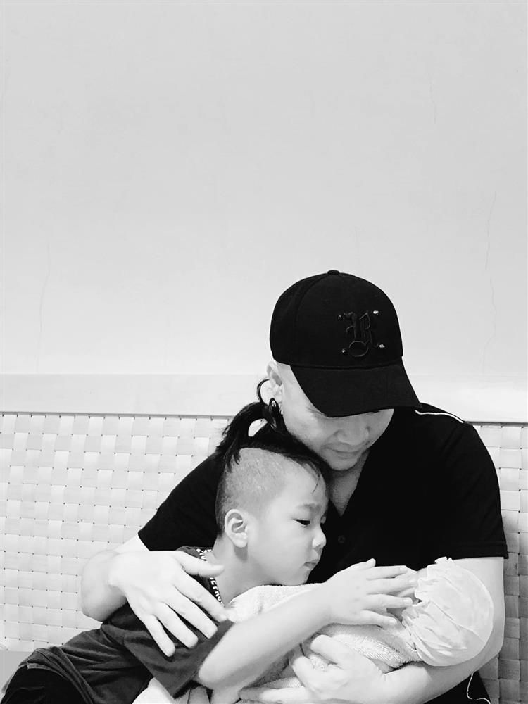 Mới 3 ngày tuổi đã được bố nuôi đón về với lý do không ai ngờ đến, con gái NTK Đỗ Mạnh Cường ngày càng xinh đẹp-2