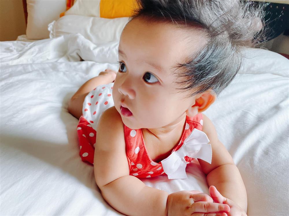 Mới 3 ngày tuổi đã được bố nuôi đón về với lý do không ai ngờ đến, con gái NTK Đỗ Mạnh Cường ngày càng xinh đẹp-7