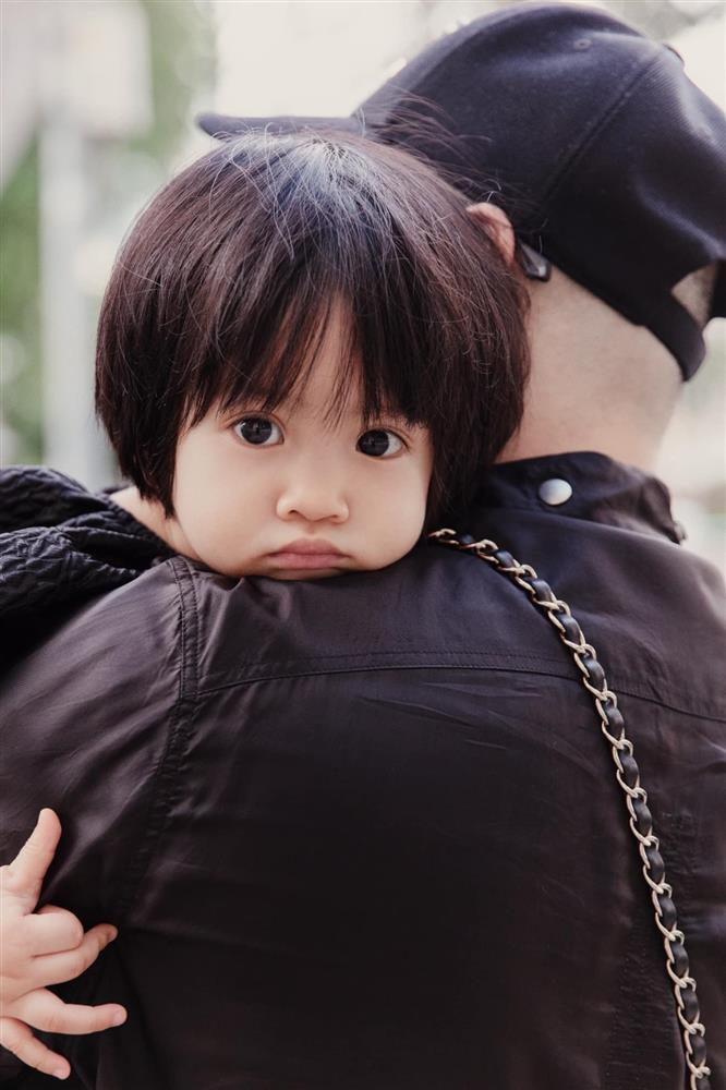 Mới 3 ngày tuổi đã được bố nuôi đón về với lý do không ai ngờ đến, con gái NTK Đỗ Mạnh Cường ngày càng xinh đẹp-8