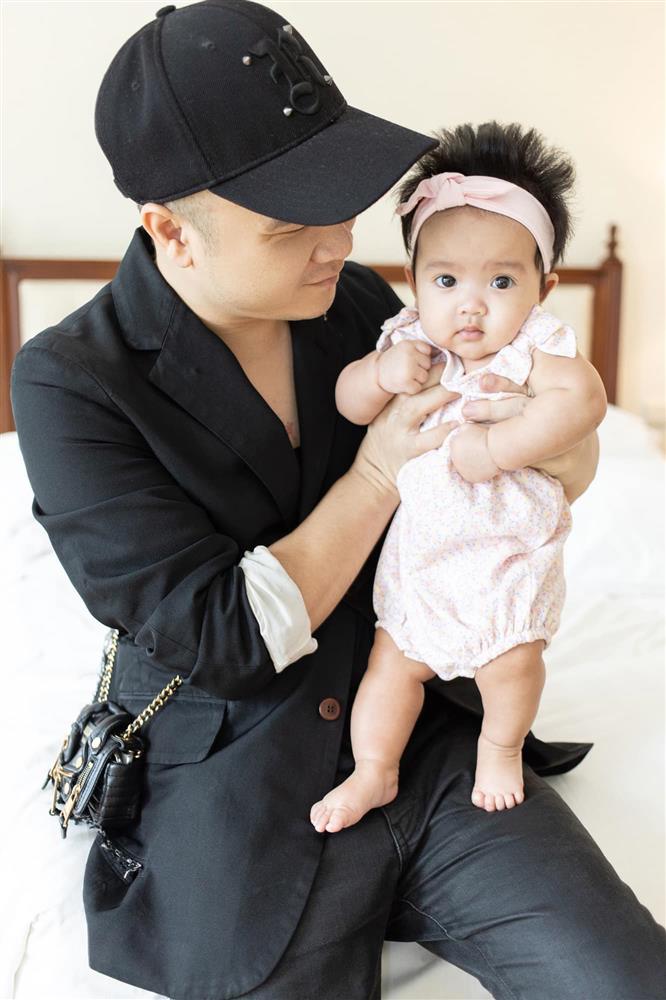 Mới 3 ngày tuổi đã được bố nuôi đón về với lý do không ai ngờ đến, con gái NTK Đỗ Mạnh Cường ngày càng xinh đẹp-9