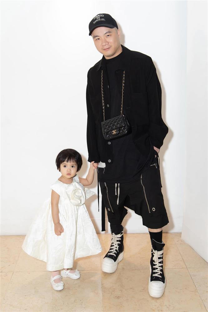 Mới 3 ngày tuổi đã được bố nuôi đón về với lý do không ai ngờ đến, con gái NTK Đỗ Mạnh Cường ngày càng xinh đẹp-10