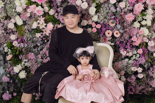 Mới 3 ngày tuổi đã được bố nuôi đón về với lý do không ai ngờ đến, con gái NTK Đỗ Mạnh Cường ngày càng xinh đẹp-12