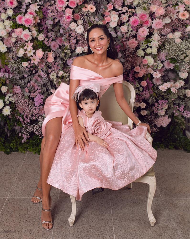 Mới 3 ngày tuổi đã được bố nuôi đón về với lý do không ai ngờ đến, con gái NTK Đỗ Mạnh Cường ngày càng xinh đẹp-13