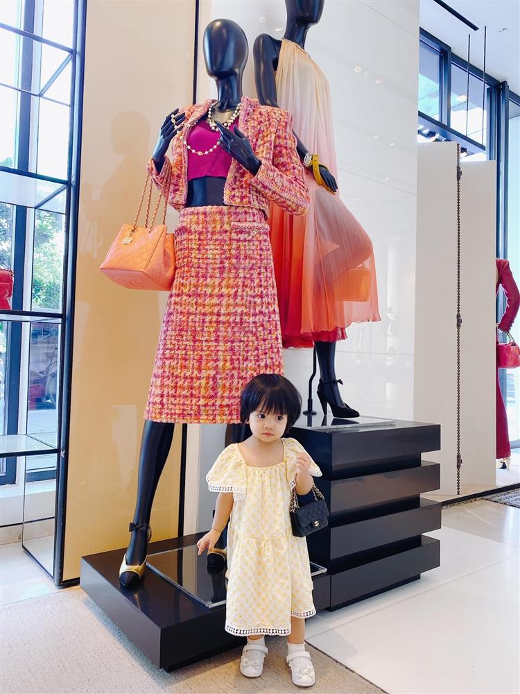 Mới 3 ngày tuổi đã được bố nuôi đón về với lý do không ai ngờ đến, con gái NTK Đỗ Mạnh Cường ngày càng xinh đẹp-15