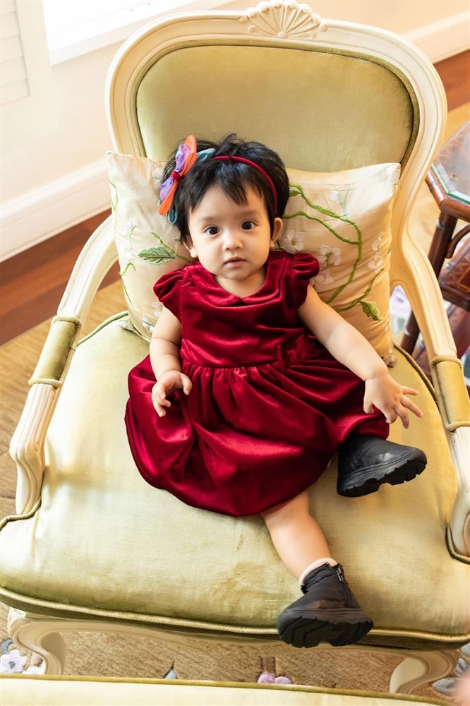 Mới 3 ngày tuổi đã được bố nuôi đón về với lý do không ai ngờ đến, con gái NTK Đỗ Mạnh Cường ngày càng xinh đẹp-17