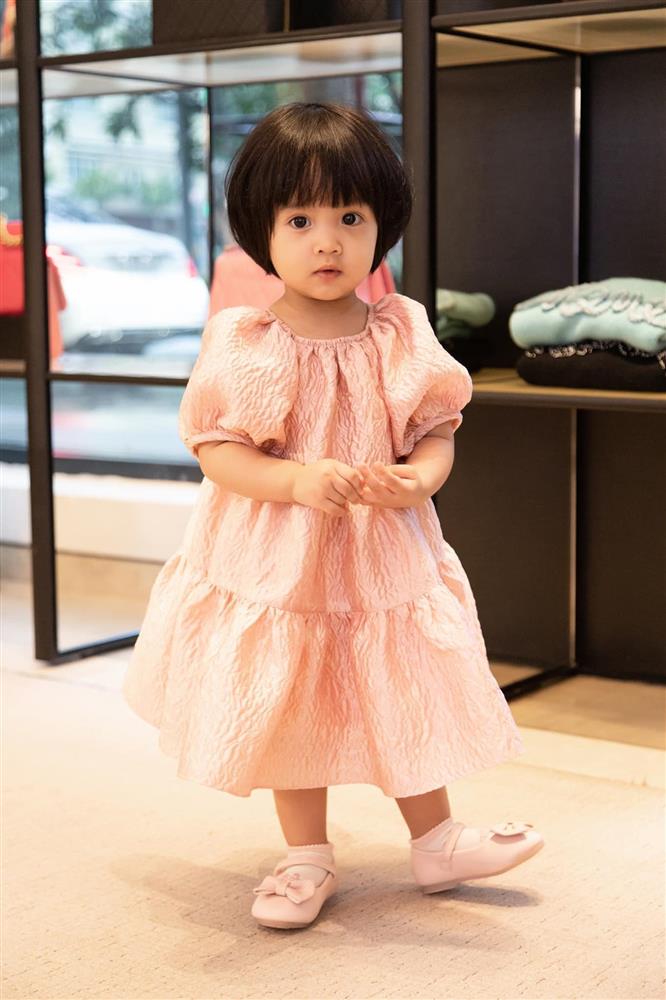 Mới 3 ngày tuổi đã được bố nuôi đón về với lý do không ai ngờ đến, con gái NTK Đỗ Mạnh Cường ngày càng xinh đẹp-18