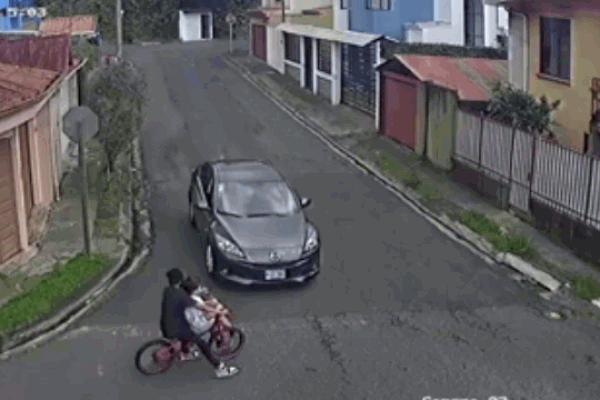 Clip: Tránh ô tô, cậu bé bị kẹt đầu khi lao thẳng vào hàng rào nhà dân