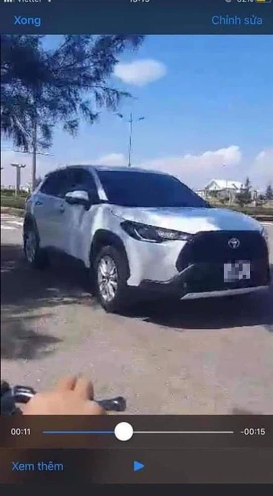 Ô tô biết nhún nhảy hot MXH: Cặp đôi bị lên án vì hành động trần trụi trong ô tô giữa đường không quan tâm xung quanh-1