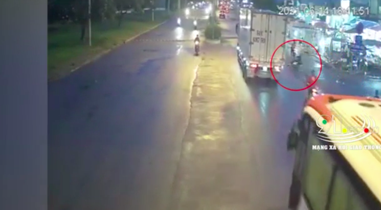 Clip: Rùng mình khoảnh khắc thanh niên phóng xe máy cực nhanh, trượt ngã vào bánh xe tải, tử vong tại chỗ-1