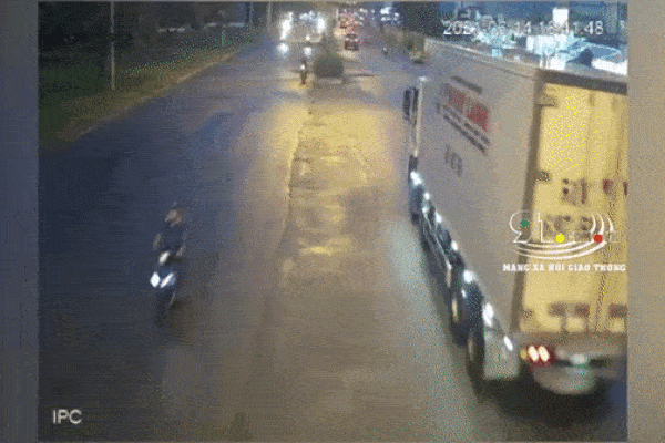 Bị 2 tên cướp áp sát giật tài sản trong con hẻm nhỏ, cô gái trẻ có pha phản đòn cực gắt-5