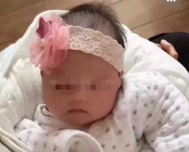 Bế con gái 3 tháng tuổi ra ban công hóng mát, trong tích tắc thảm họa liền xảy ra, mẹ không kịp trở tay khóc ngất vì hối hận-1