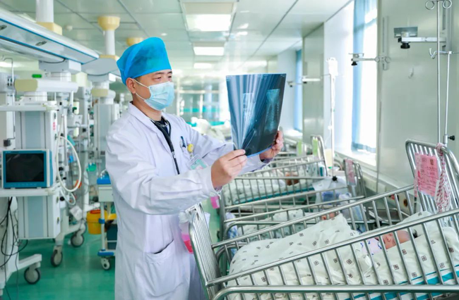 Bế con gái 3 tháng tuổi ra ban công hóng mát, trong tích tắc thảm họa liền xảy ra, mẹ không kịp trở tay khóc ngất vì hối hận-2