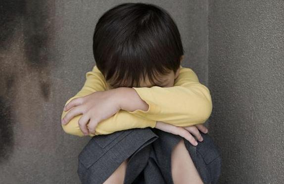 Những biểu hiện cho thấy trẻ đang dần trở nên kém cỏi, cha mẹ cần can thiệp kịp thời nếu không muốn con lớn lên là người tự ti-2