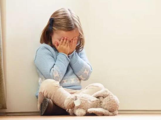 Những biểu hiện cho thấy trẻ đang dần trở nên kém cỏi, cha mẹ cần can thiệp kịp thời nếu không muốn con lớn lên là người tự ti-3