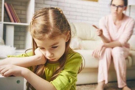 Những biểu hiện cho thấy trẻ đang dần trở nên kém cỏi, cha mẹ cần can thiệp kịp thời nếu không muốn con lớn lên là người tự ti