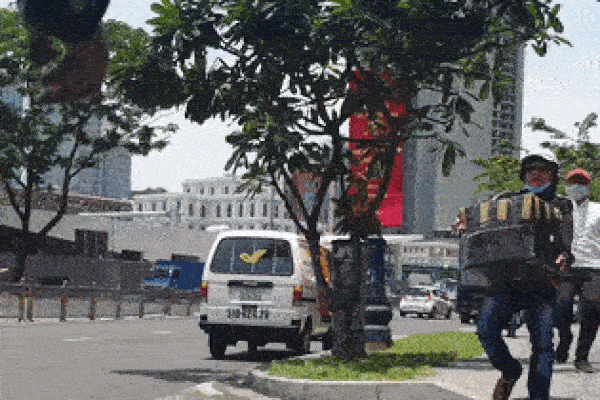 Cảnh sát quật ngã người vận chuyển ma túy