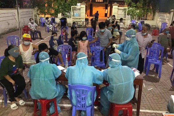 TP. HCM: Gặp tai nạn phải đi cấp cứu, 2 mẹ con bán trái cây có kết quả xét nghiệm dương tính với SARS-CoV-2-3