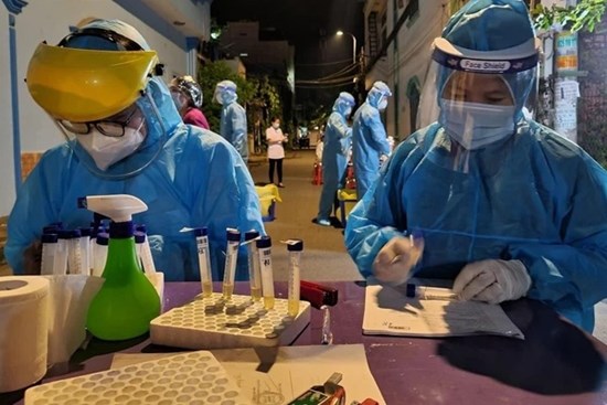 TP. HCM: Gặp tai nạn phải đi cấp cứu, 2 mẹ con bán trái cây có kết quả xét nghiệm dương tính với SARS-CoV-2