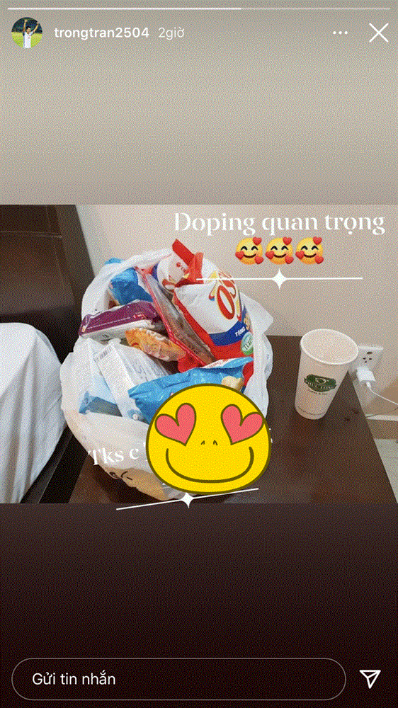 Nhật ký ngày đầu cách ly của ĐT Việt Nam: Ngập đồ ăn vặt, vui vẻ mở livestream kể chuyện đời-5