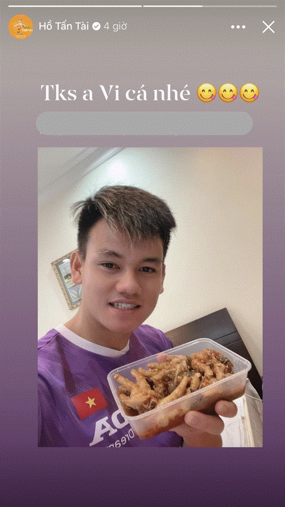 Nhật ký ngày đầu cách ly của ĐT Việt Nam: Ngập đồ ăn vặt, vui vẻ mở livestream kể chuyện đời-11