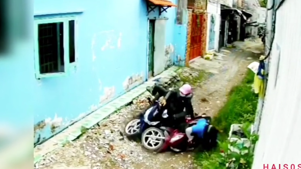 Bị 2 tên cướp áp sát giật tài sản trong con hẻm nhỏ, cô gái trẻ có pha phản đòn cực gắt-1