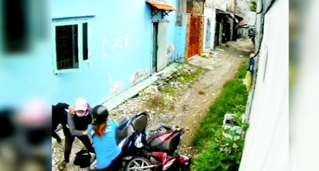 Bị 2 tên cướp áp sát giật tài sản trong con hẻm nhỏ, cô gái trẻ có pha phản đòn cực gắt-2