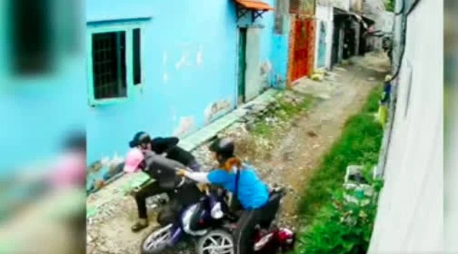 Bị 2 tên cướp áp sát giật tài sản trong con hẻm nhỏ, cô gái trẻ có pha phản đòn cực gắt-3