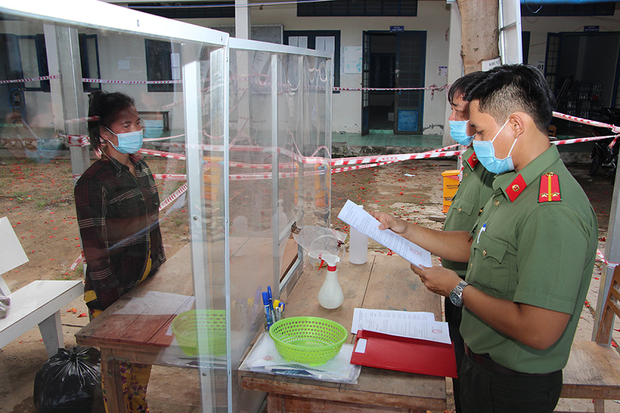 Công an An Giang đọc lệnh bắt giam bị can qua vách chắn phòng dịch-1