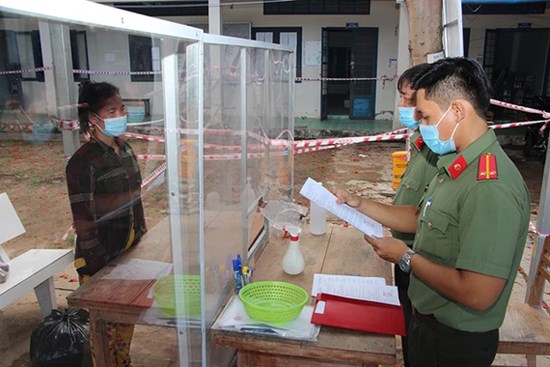 Công an An Giang đọc lệnh bắt giam bị can qua vách chắn phòng dịch