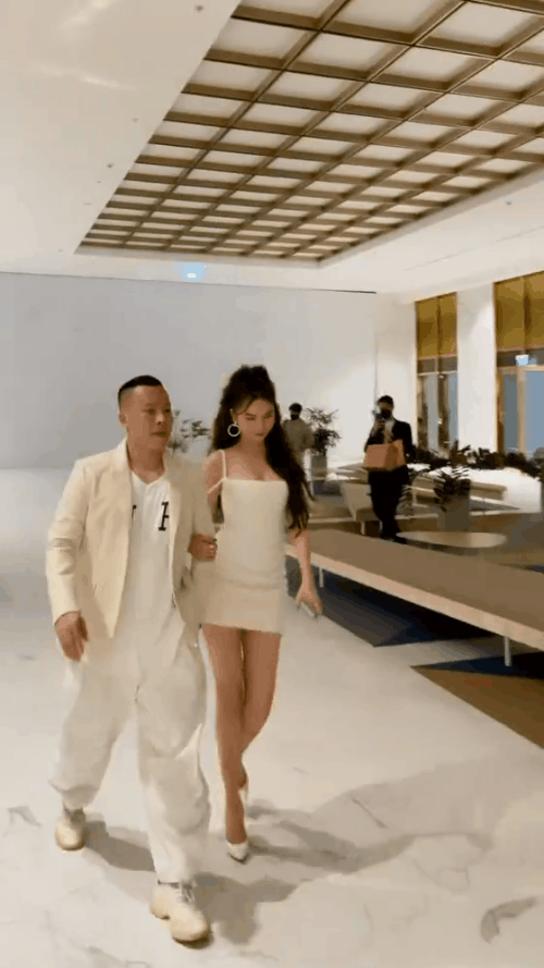 Lý Nhã Kỳ đại chiến Ngọc Trinh khi đụng hàng: Đều khoe vòng 1 ngồn ngộn nhưng phụ kiện mới là thứ đọ thắng thua-1