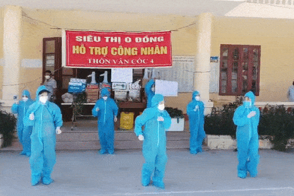 Giữa cái nắng 40 độ C ở tâm dịch Bắc Giang, nhóm tình nguyện viên vẫn lạc quan nhảy cổ vũ tinh thần chống dịch